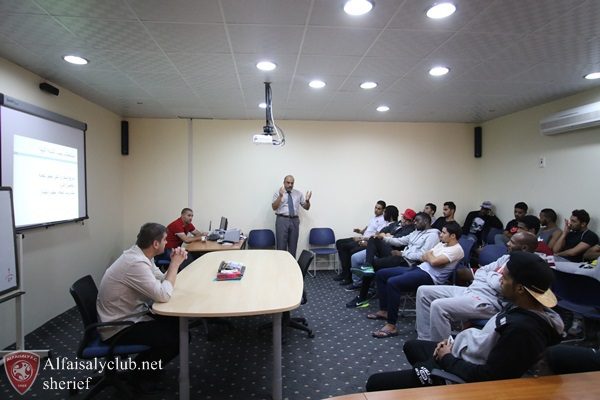 الدكتور عبدالله كحلة يقيم محاضرة عن المنشطات للاعبي الفريق الأول لكرة القدم