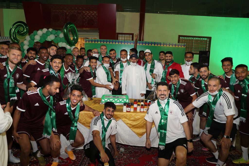 الفريق الاول لكرة القدم يعاود تدريباته ويحتفل باليوم الوطني السعودي