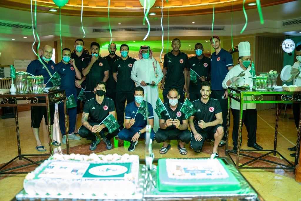 الفريق الاول لكرة الطائرة يقيم احتفالية بمناسبة اليوم الوطني الـ90 في معسكره الاعدادي بالدمام