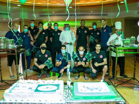 الفريق الاول لكرة الطائرة يقيم احتفالية بمناسبة اليوم الوطني الـ90 في معسكره الاعدادي بالدمام